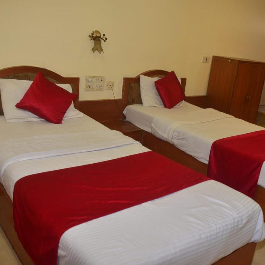 Rāipur Hotel Poonam מראה חיצוני תמונה