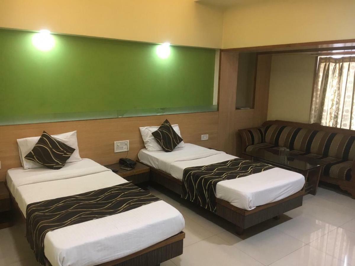 Rāipur Hotel Poonam מראה חיצוני תמונה